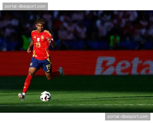 罗马诺证实：巴黎曾报价2.5亿欧元求购16岁亚马尔遭巴萨拒绝