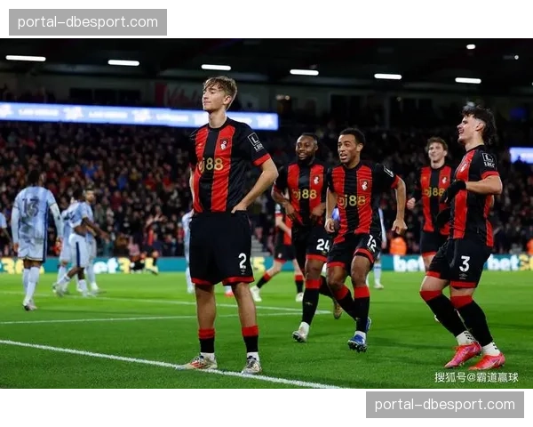 场边镜头：伯恩茅斯主帅伊劳拉因抗议判罚，与第四官员发生激烈争论。