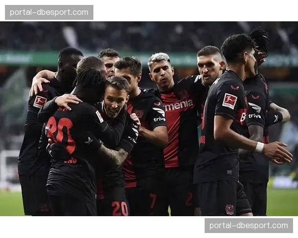 勒沃库森赛前训练开放日，数千球迷到场为球队冲击冠军助威