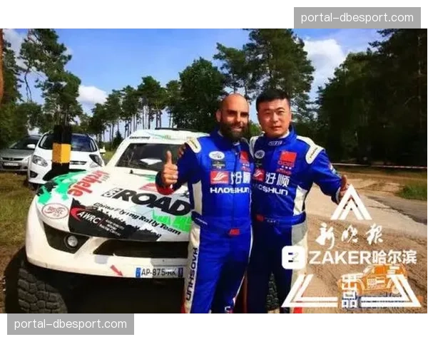 意外插曲：世界杯赛场闯入流浪狗导致比赛暂停，车手与工作人员协力引导其离场