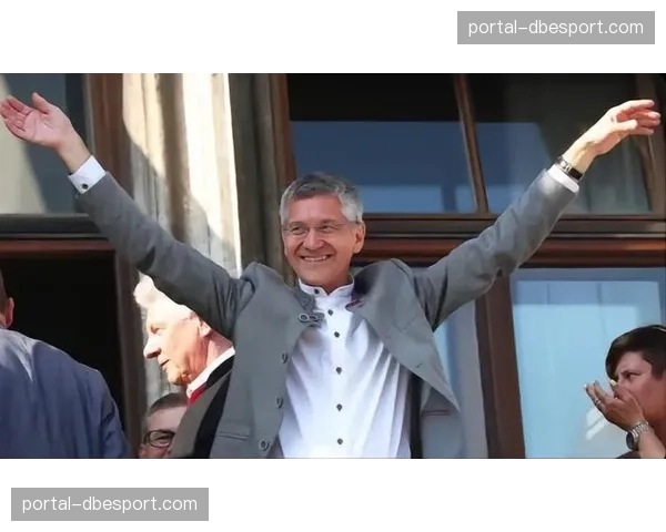 通讯:一座城市的节日——慕尼黑市政厅阳台庆典与冠军巡游纪实 通讯:一座城市的节日——慕尼黑市政厅阳台庆典与冠军巡游纪实